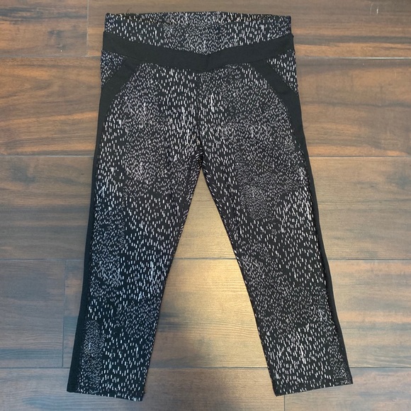 Fabletics Black & White Constellation Print Provence Capri - Picture 3 of 5